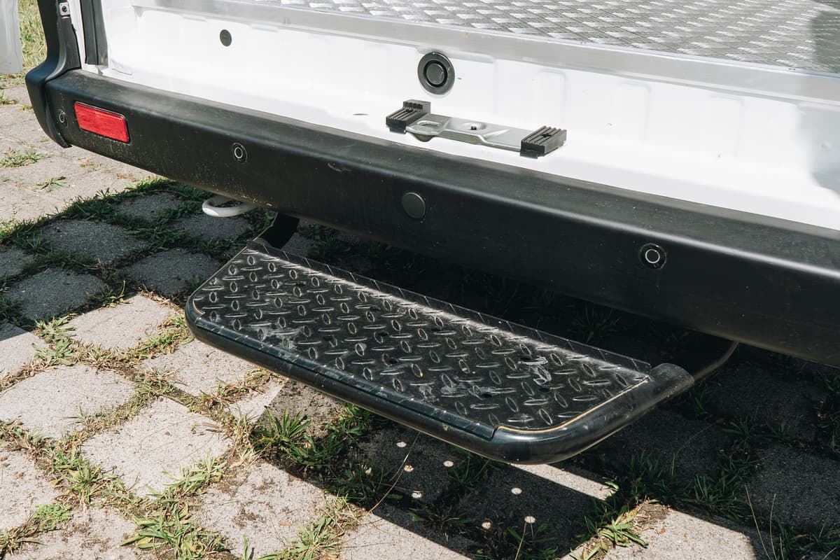 Running board at the rear of the vehicle for ARI 1710