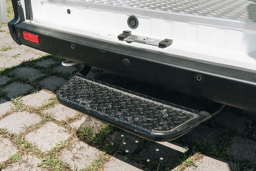 Trittbrett am Fahrzeugheck für ARI 1710