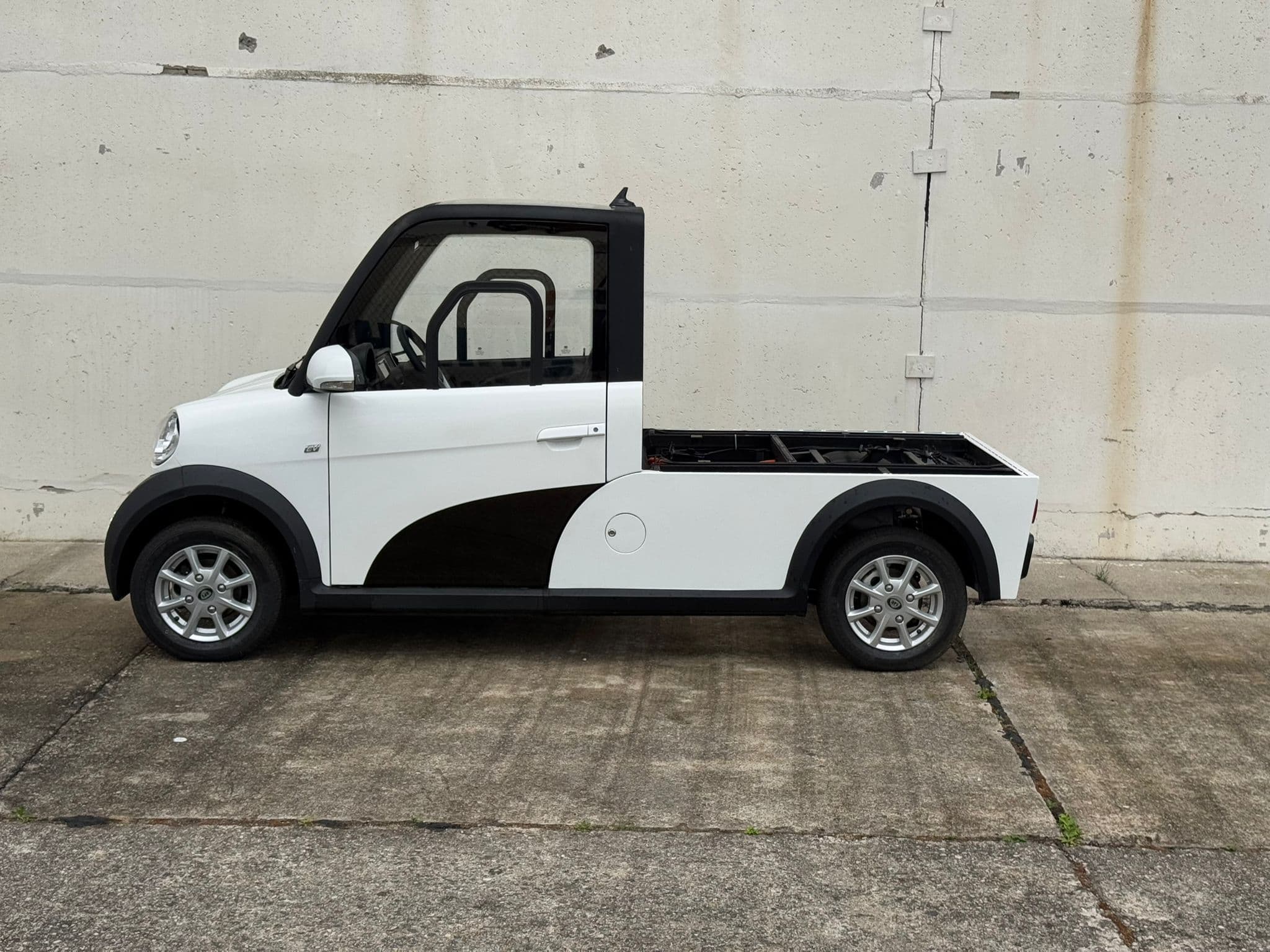 Flexible & individual: electric vans from ARI Motors now available as platform vehicles