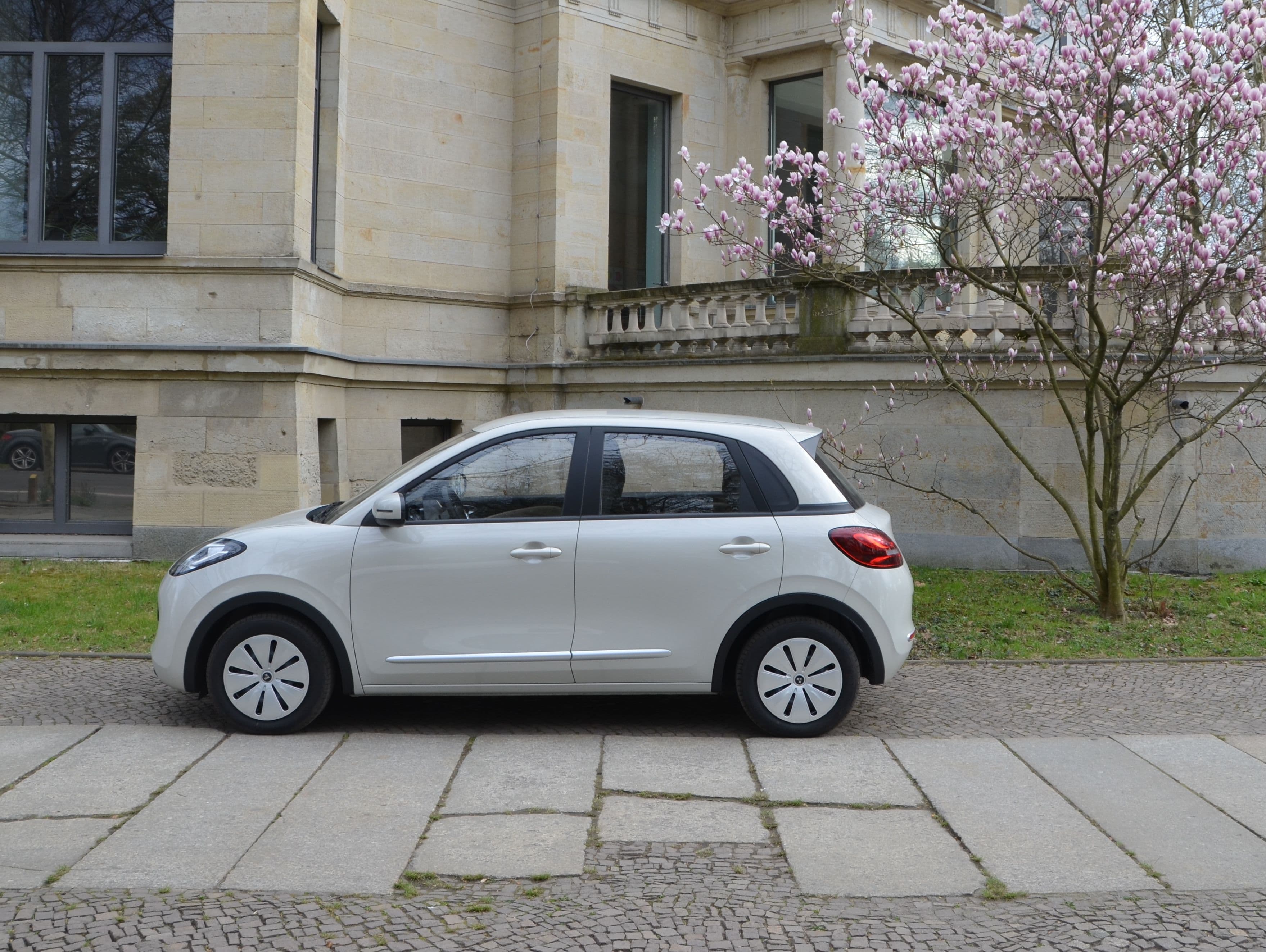 Faktencheck zu E-Autos Batterien. Neue Fraunhofer Studie zeigt – günstiger Fahren mit Strom