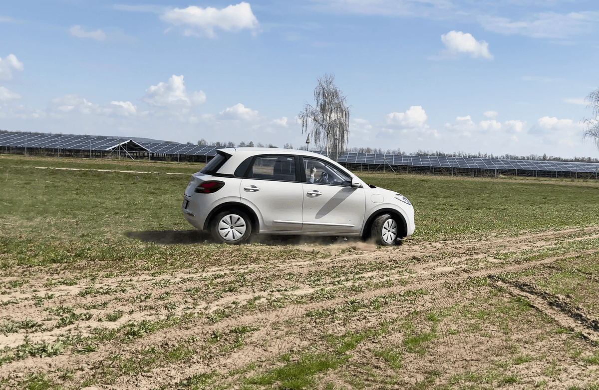 18 cm Bodenfreiheit: Wie schlägt sich das Elektroauto ARI Poly im Gelände?