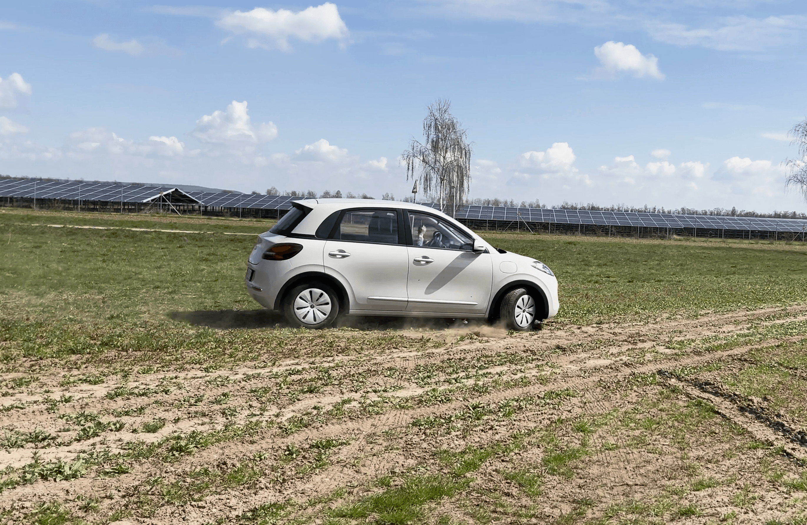 18 cm Bodenfreiheit: Wie schlägt sich das Elektroauto ARI Poly im Gelände?