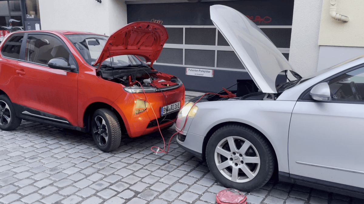 Kann ich einem Verbrenner Starthilfe mit einem Elektro-Auto geben?
