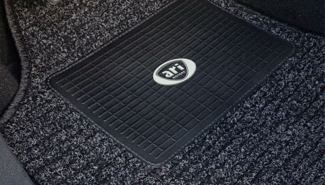 Gekettelte Fußmatte mit Trittschutz auf Fahrerseite für ARI 458, 252, 452, 802 und 804