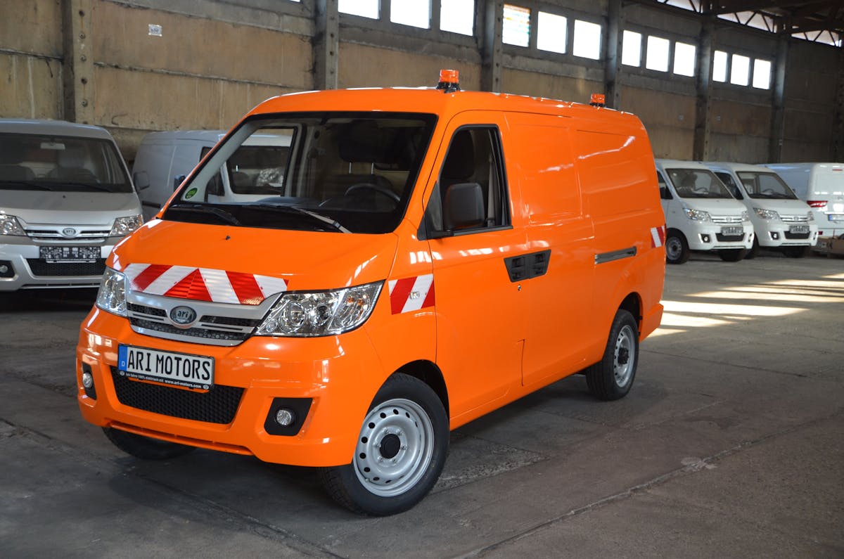 ARI 901 Kastenwagen als Elektro-Kommunalfahrzeug: mit Rundumleuchten und DIN-Beklebung