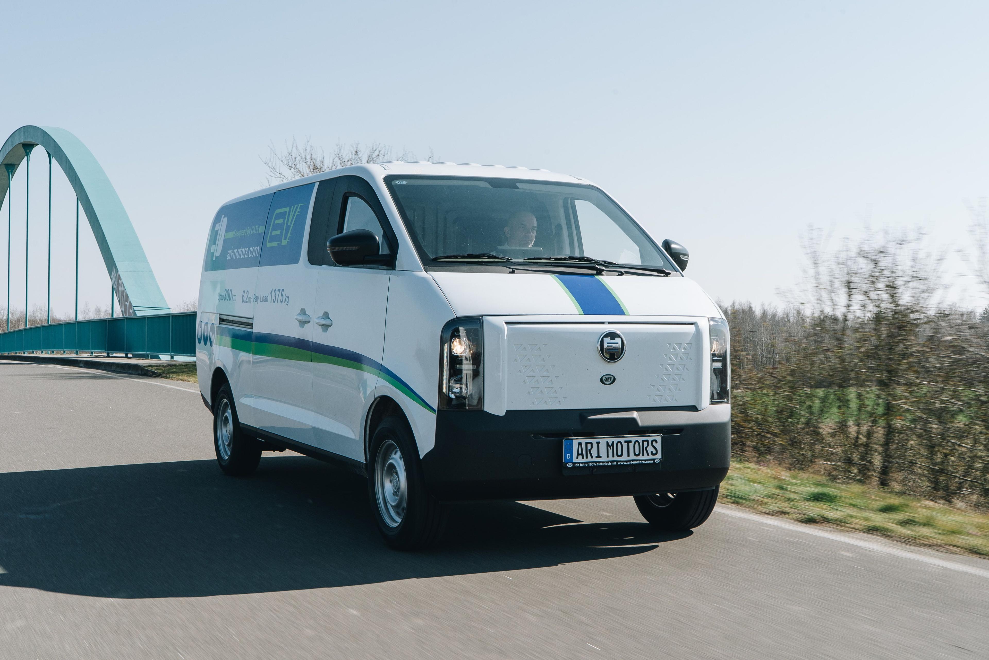 ARI 901 XL electric transporter without B-pillar for easier access & more loading space