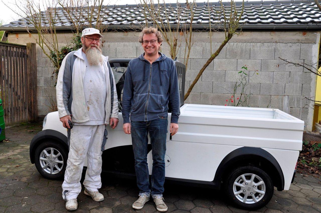 La camioneta ARI 458 en una empresa de pintura