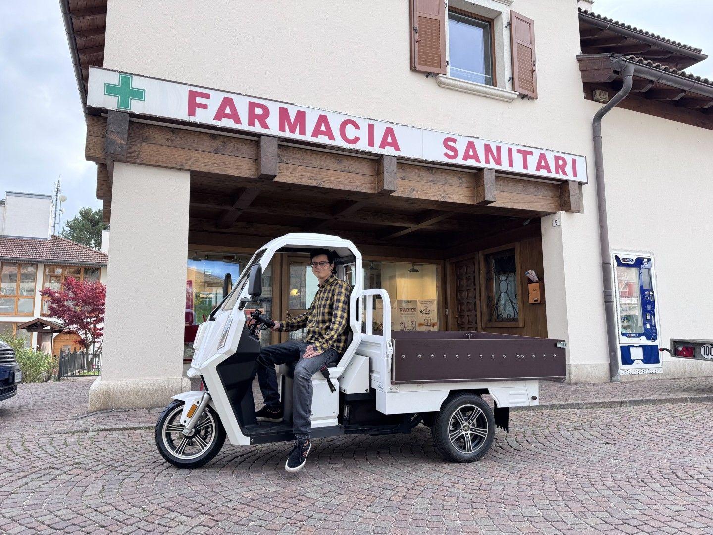 ARI 345 Pritsche XL als Apotheken Lieferfahrzeug im Einsatz bei Farmacia Sartori in Cavareno Südtirol, Italien