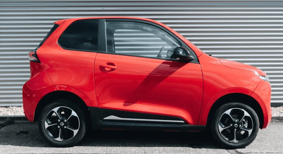 Autotester macht auf kleinen Pflegedienst-Stromer von ARI Motors aufmerksam