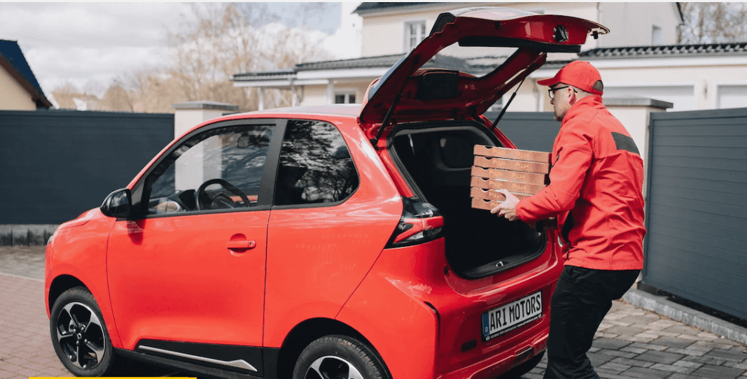 Motorbiscuit jest pod wrażeniem ARI 902 - najmniejszego vana na świecie.