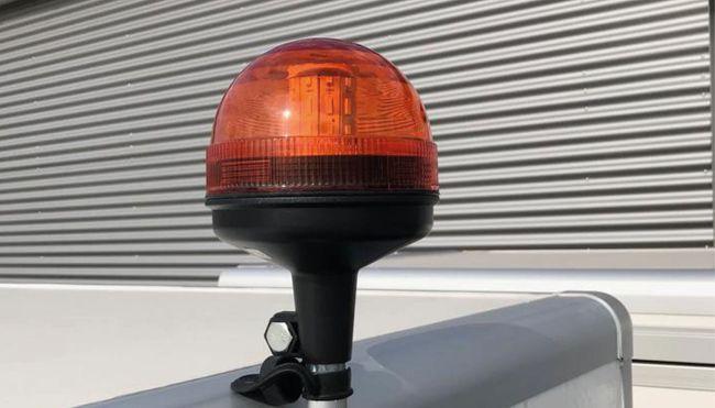 Pomarańczowa sygnalizacja obrotowa z naklejką DIN do ARI 458.