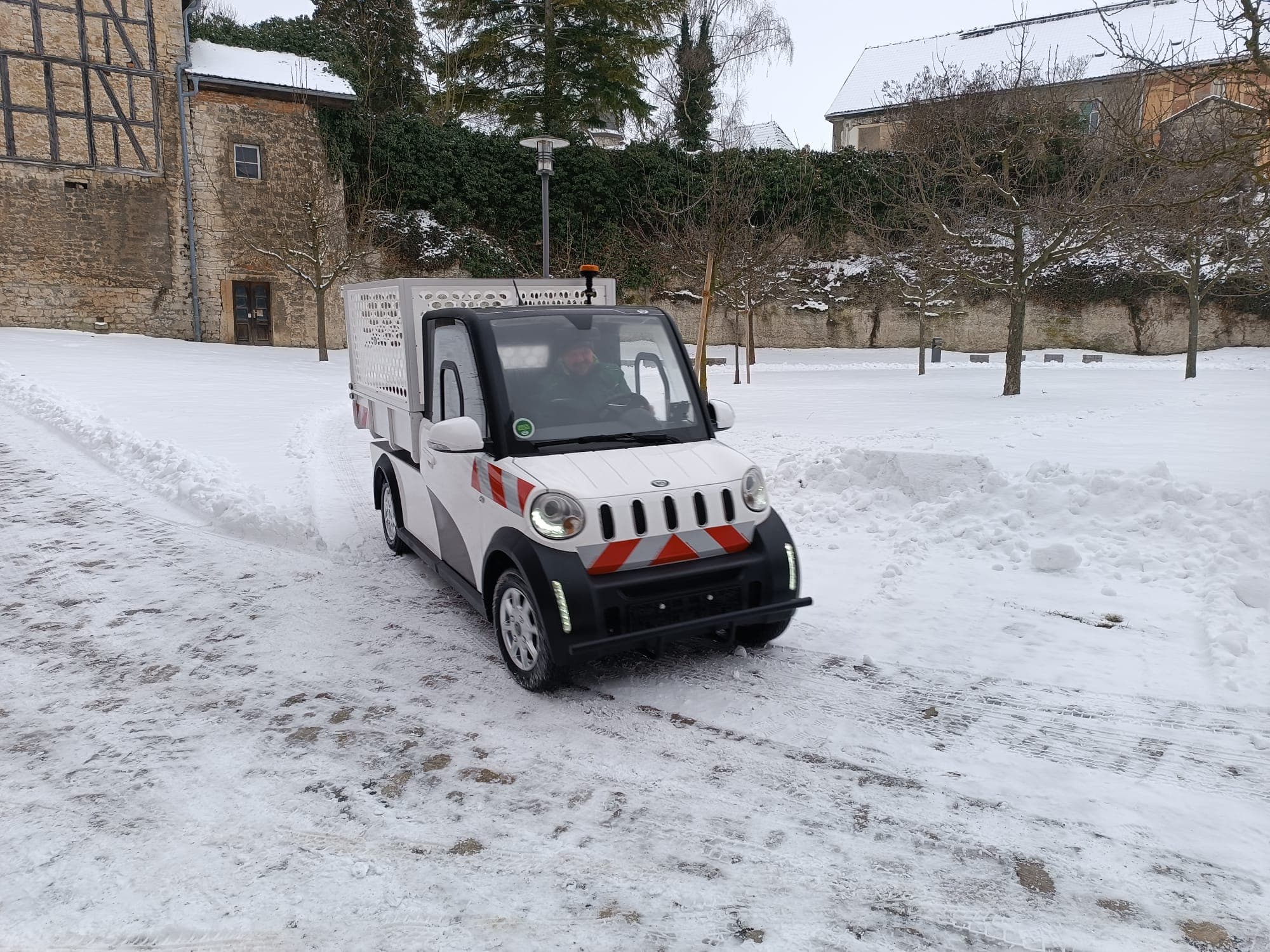 Der ARI 458 Kipper XL im Einsatz bei den Dornburger Schlössern – leise Hilfe für große Geschichte