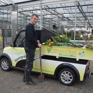Elektromobil ARI 458 ve verzi sklápěč v provozu v květinářství Pfeifer v Paderborn v Německu
