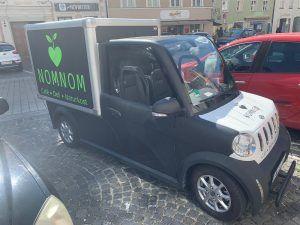 ARI 458 se skříňovou nástavbou v nasazení v bistre Nomnom s biopotravinami v Bavorsku