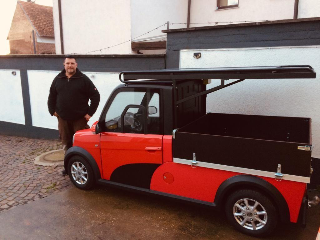 Pick-up ARI 458 se solárním panelem v provozu u GP Aussenanlagen v Kirrweileru v západním Německu