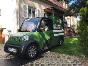 La camioneta ARI 458 con malla metálica en una empresa de jardinería de Berlín