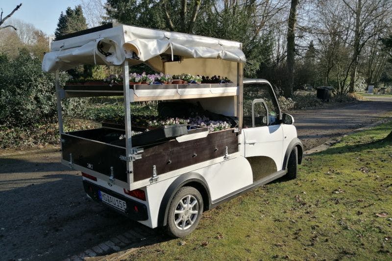 ARI 458 pickup s plachtou a nádrží na vodu v květinářství Dietz ve městě Mönchengladbach