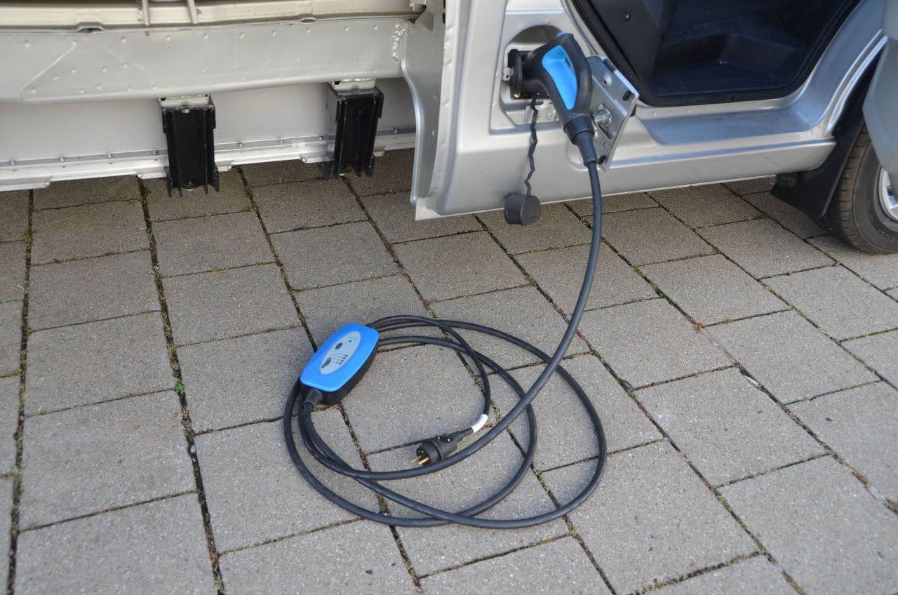 Comment recharge-t-on le véhicule électrique ARI ?