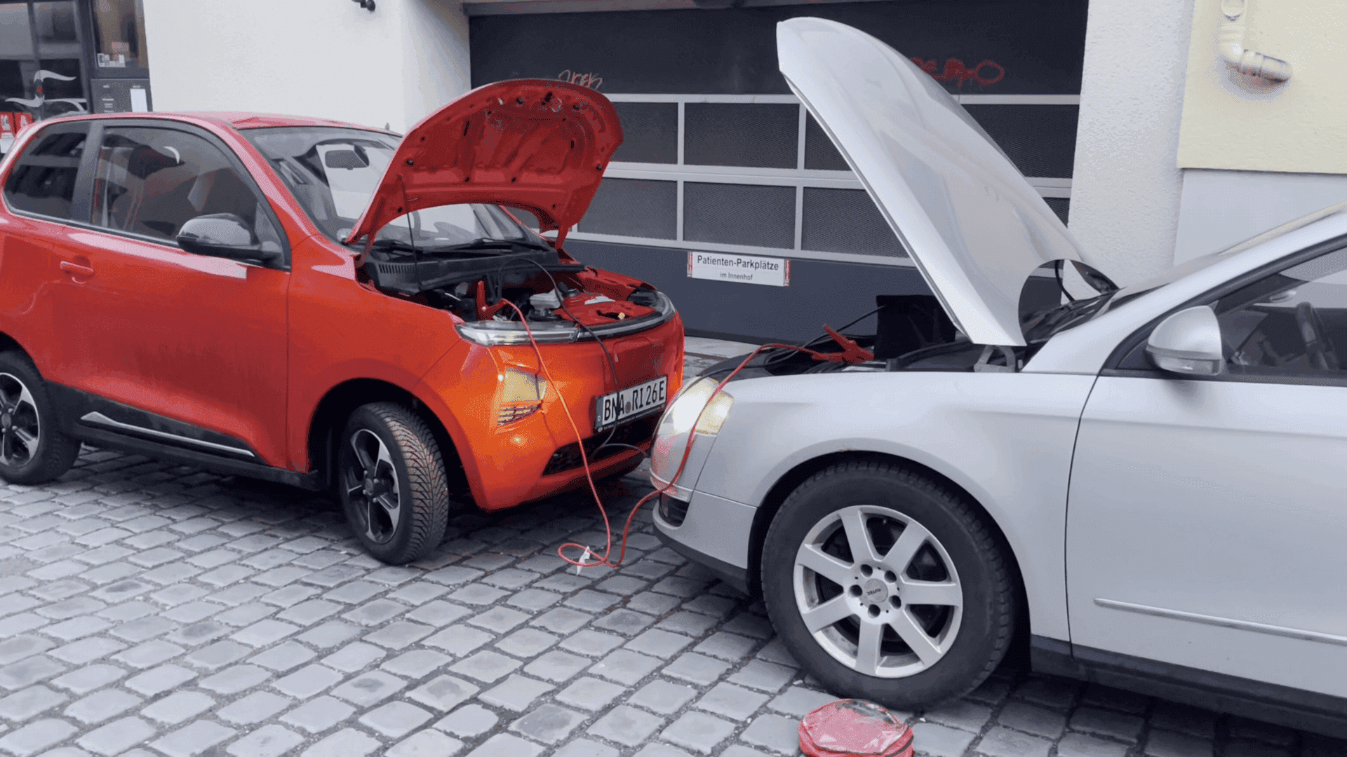Kann ich einem Verbrenner Starthilfe mit einem Elektro-Auto geben?