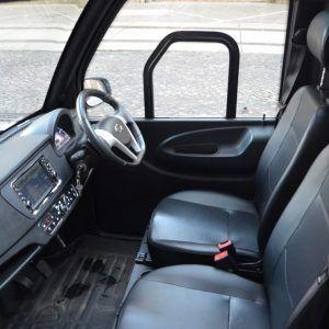 Czy ARI 458 jest również dostępny jako samochód z kierownicą po prawej stronie?