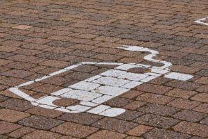 Nowe badanie przewiduje znacznie więcej samochodów elektrycznych do roku 2030 niż zakładano.